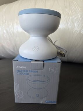 Aiyfini Makeup Brush Cleaner - White with Light Blue Trim